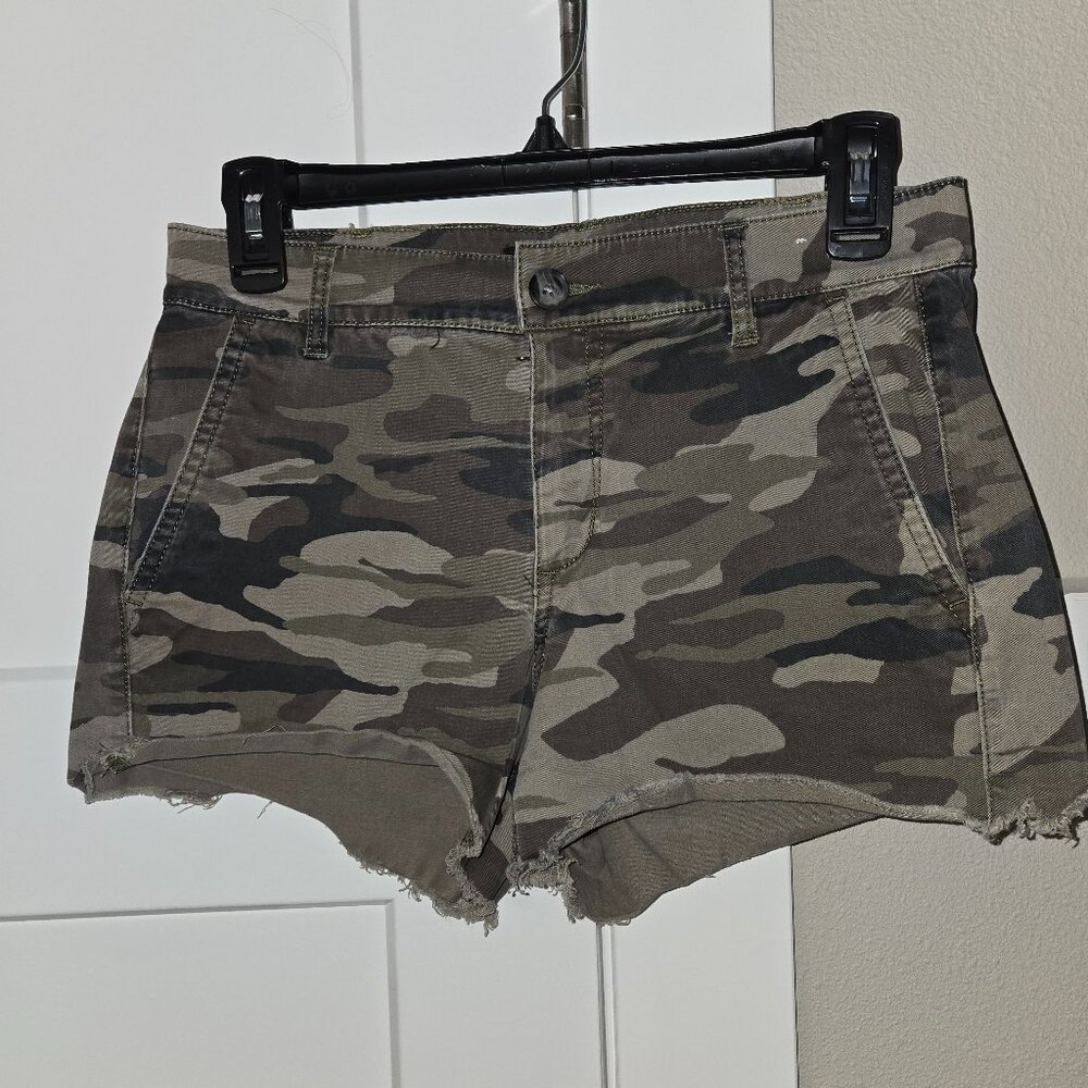 🫡 Express Camo Fringe Shorts – Mid-Rise - Size 0 – Excellent Condition!